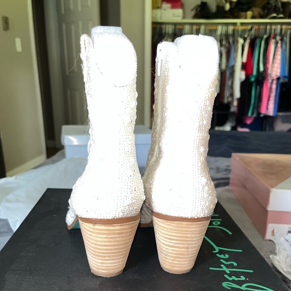 Betsy Johnson 7.5 Pearl Boots - Picture 3 of 6